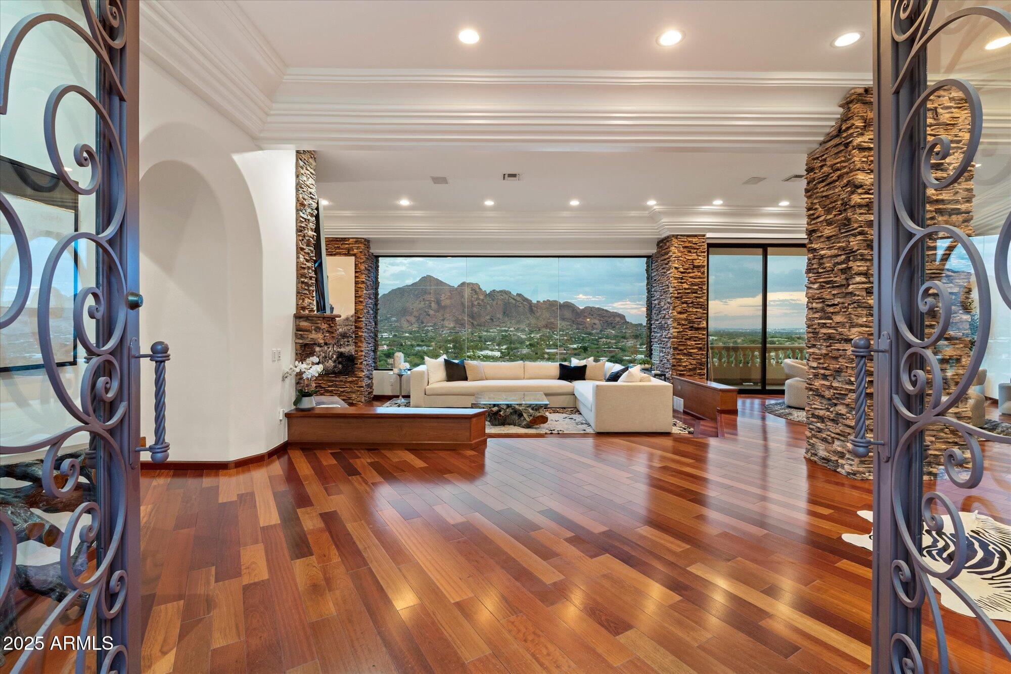 6827 N HIGHLANDS Drive, Paradise Valley, AZ 85253