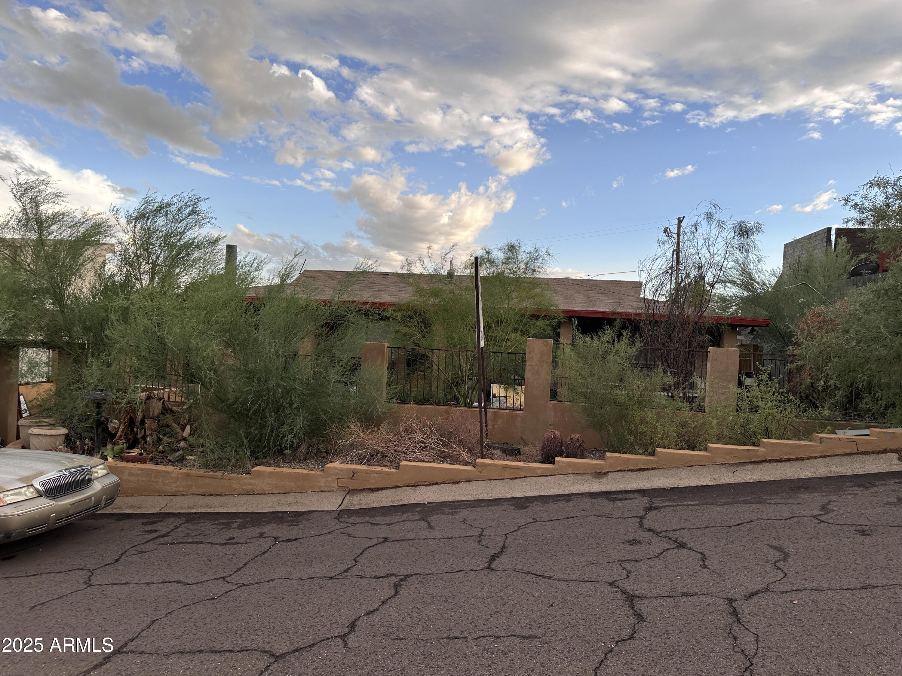 939 W MERCER Lane, Phoenix, AZ 85029