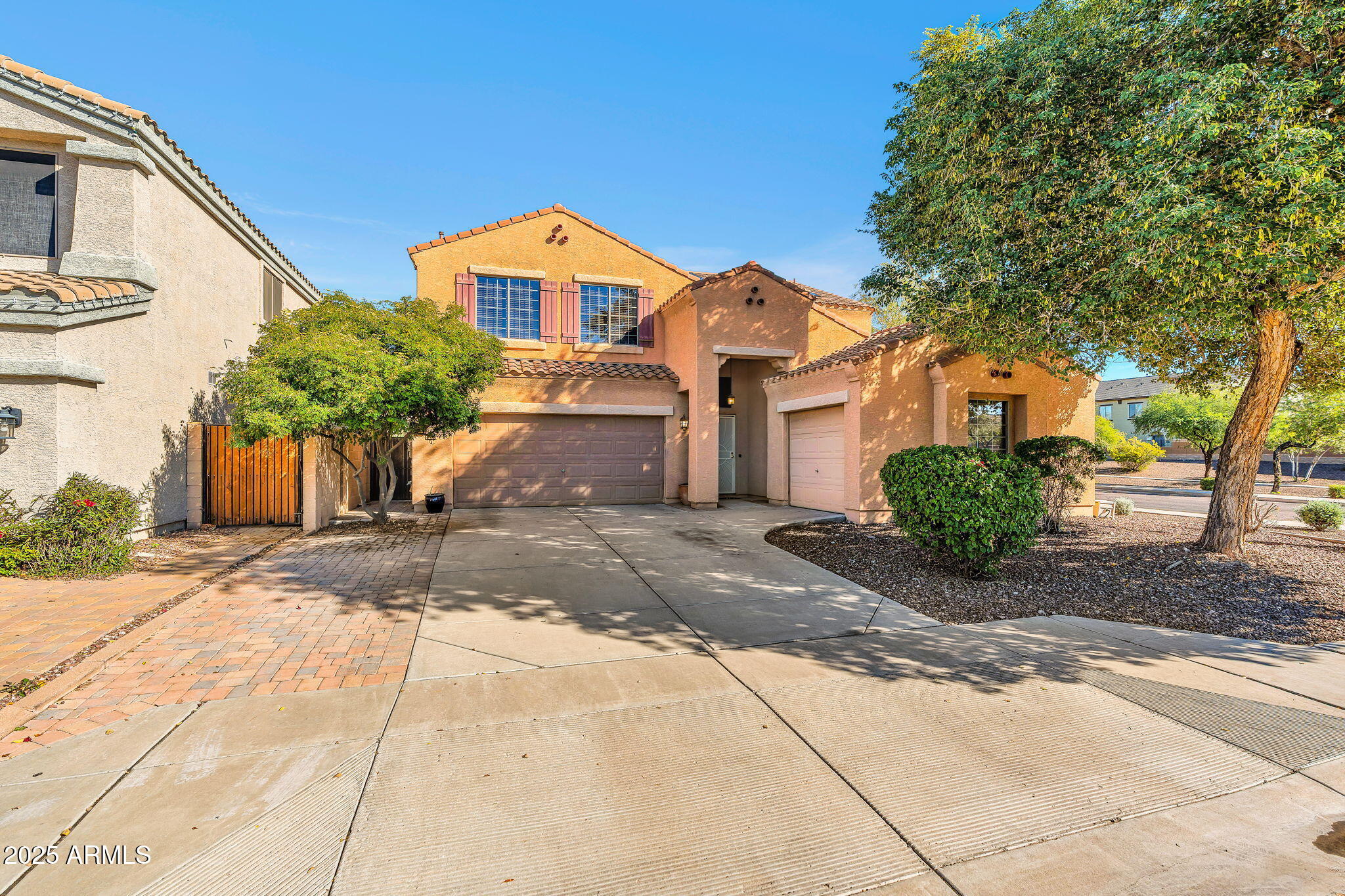 2540 E MISTY WILLOW Lane, Phoenix, AZ 85024 — Photo 1 of 42