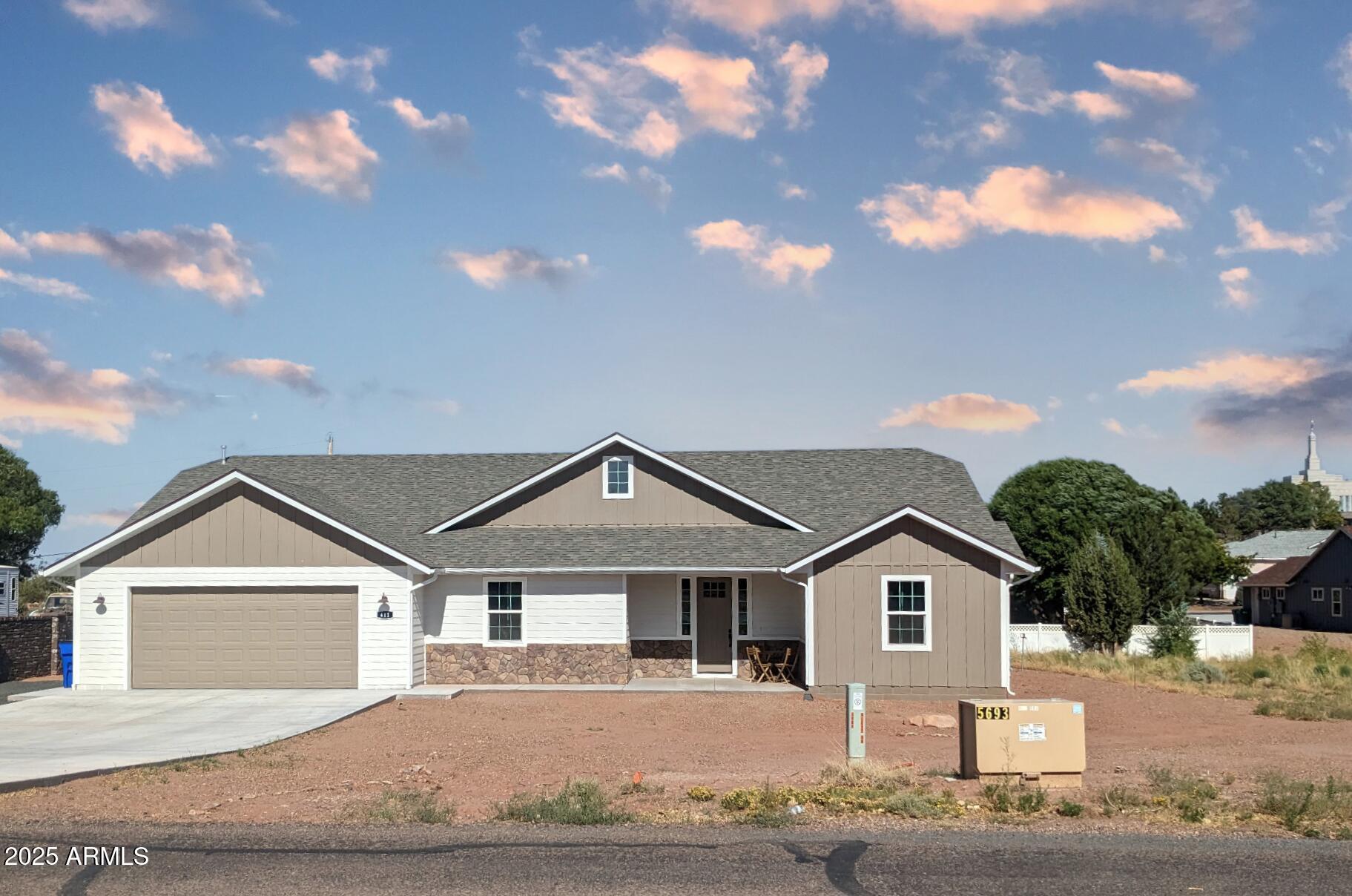411 S HILLCREST Drive, Snowflake, AZ 85937 — Photo 1 of 30