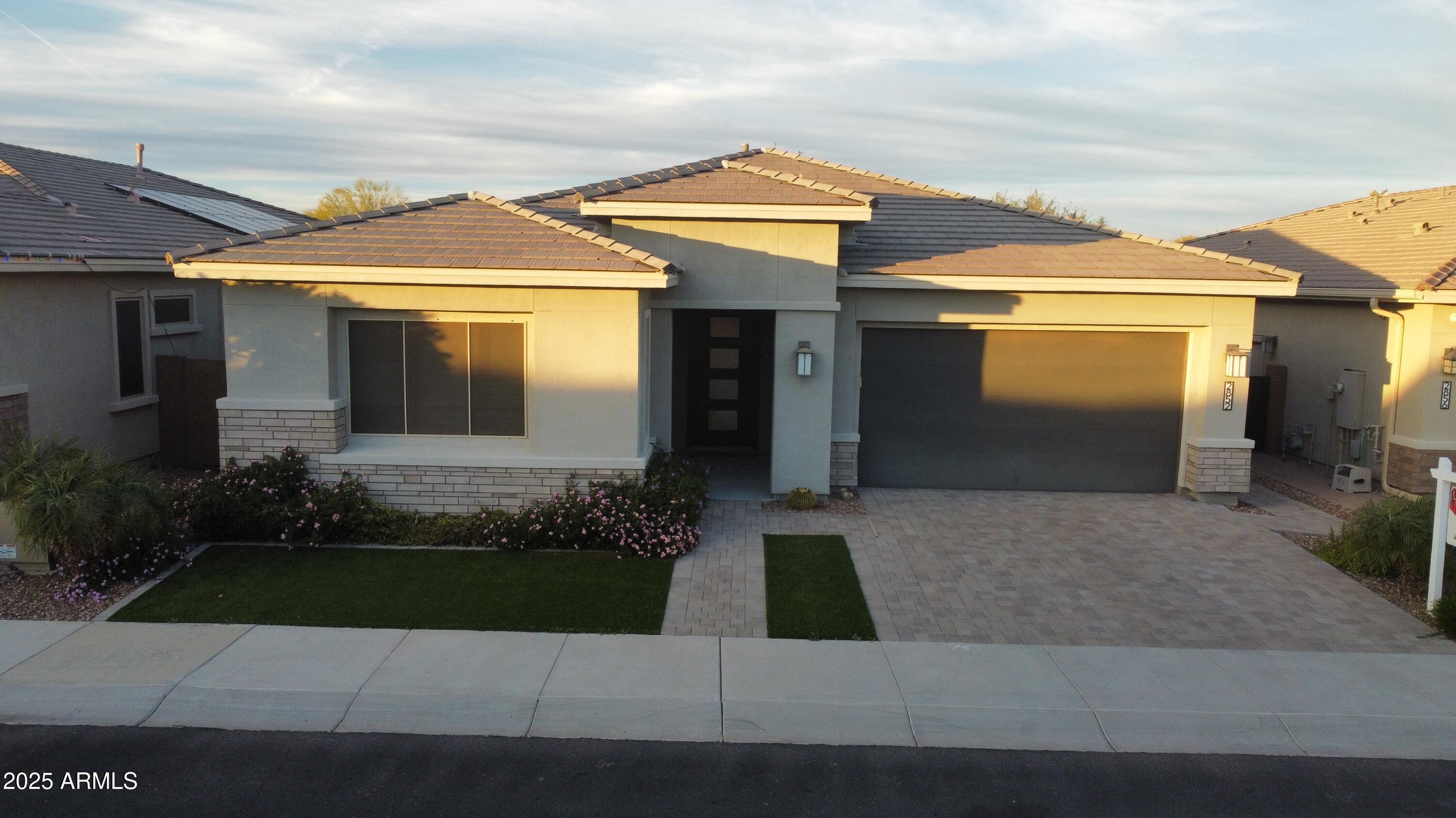 2852 E ROBIN Lane E, Phoenix, AZ 85050 — Photo 1 of 58