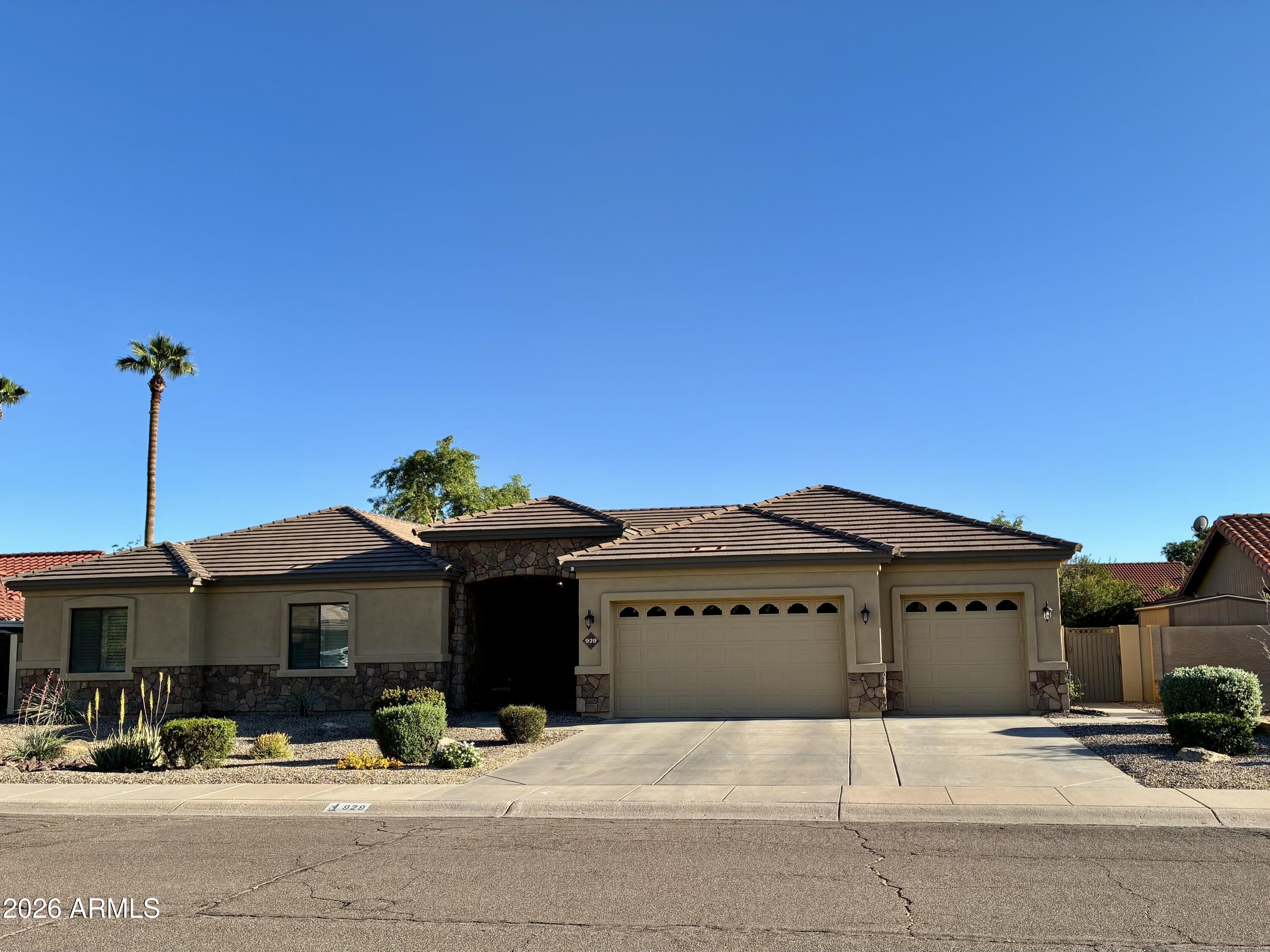 929 E DERBY Drive, Tempe, AZ 85284 — Photo 1 of 32