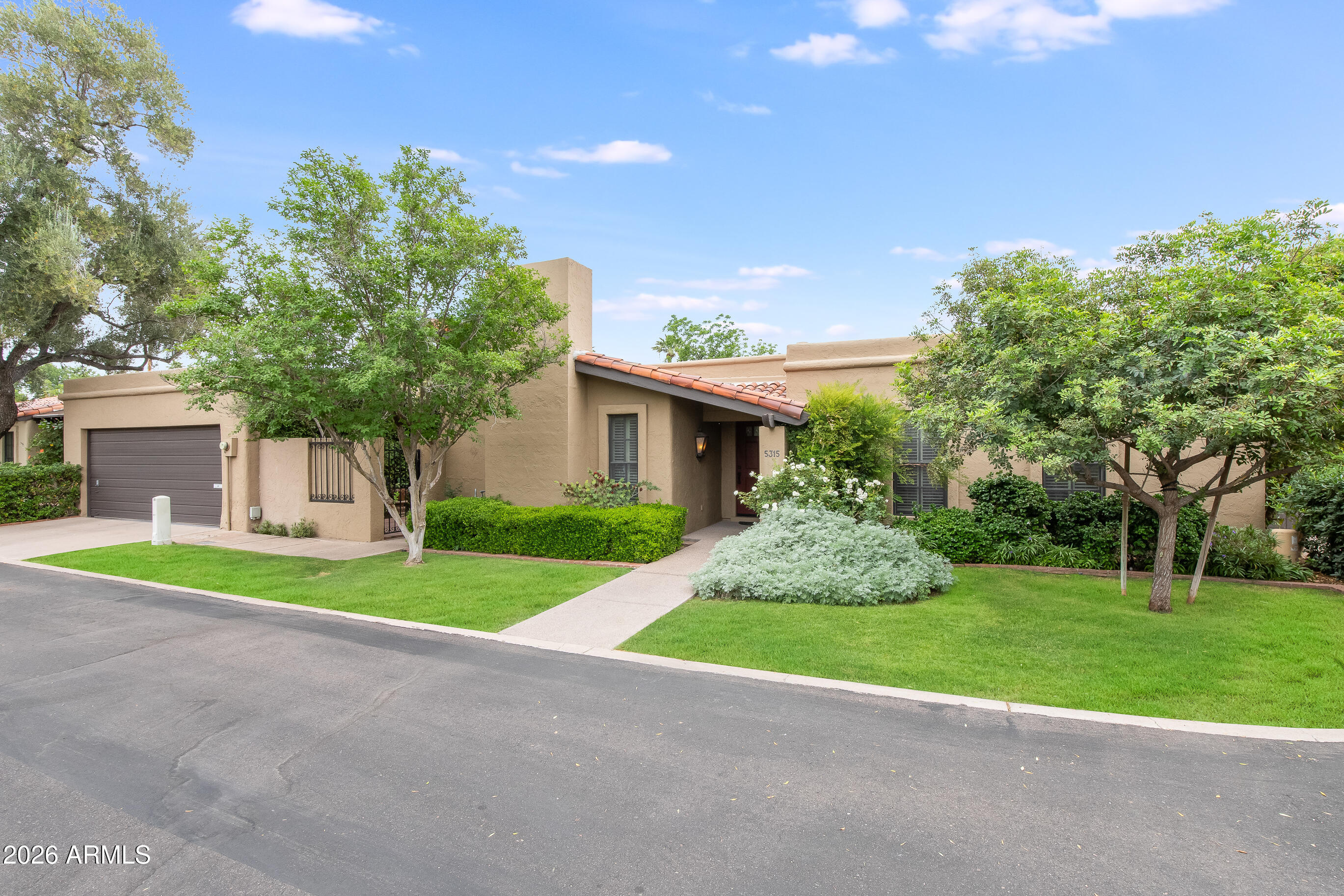 5315 N LA PLAZA Circle, Phoenix, AZ 85012 — Photo 1 of 39