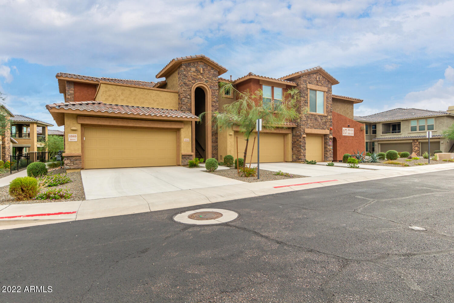 2425 W BRONCO BUTTE Trail 1049, Phoenix, AZ 85085