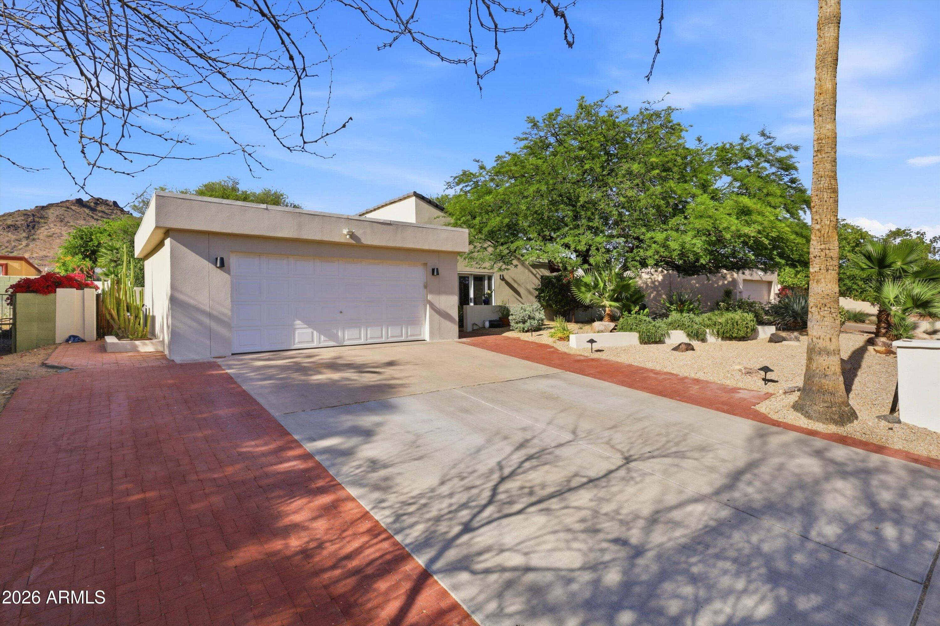 1634 E ECHO Lane, Phoenix, AZ 85020 — Photo 1 of 37