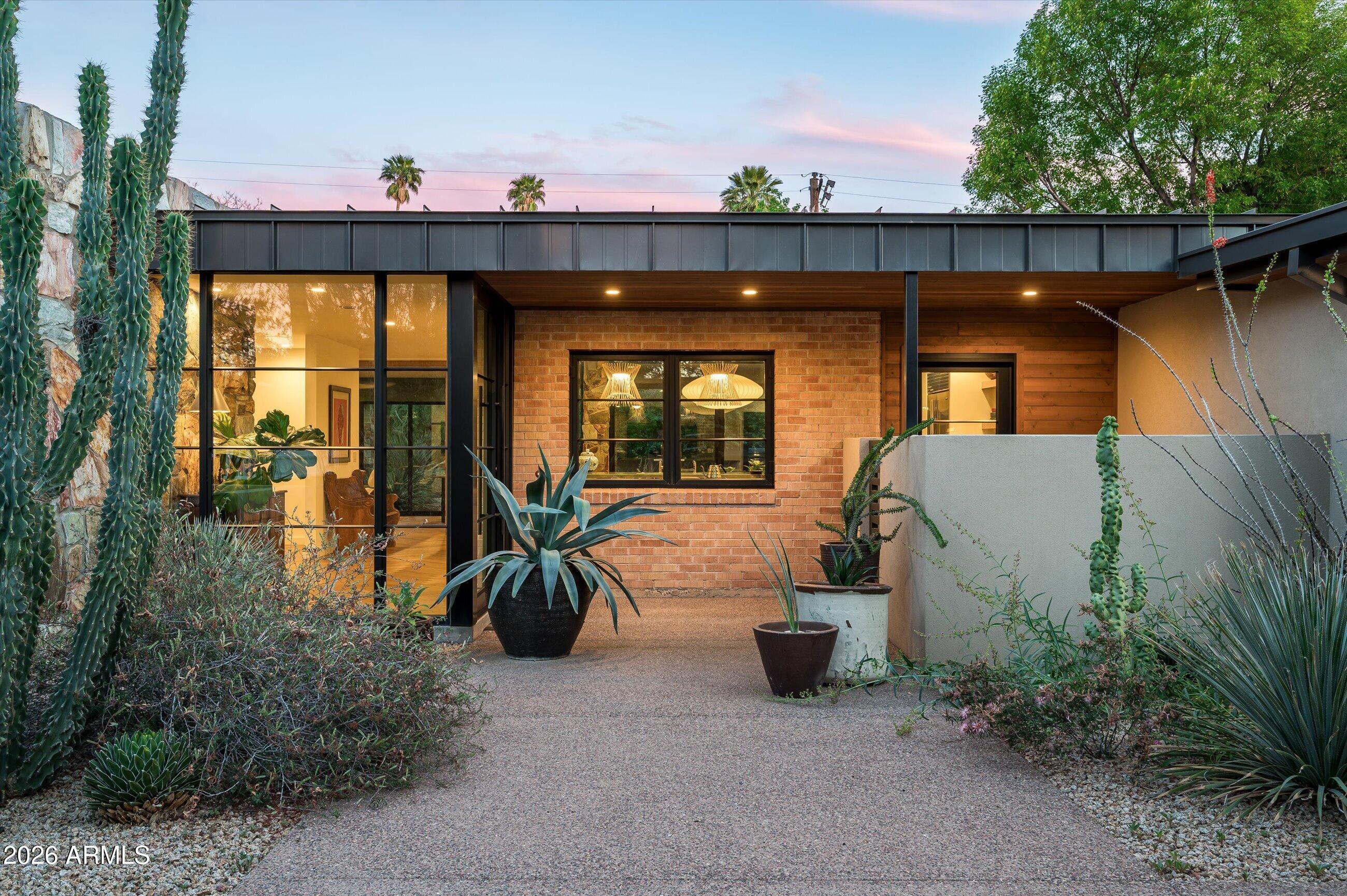 515 W ORANGEWOOD Avenue, Phoenix, AZ 85021 — Photo 1 of 50