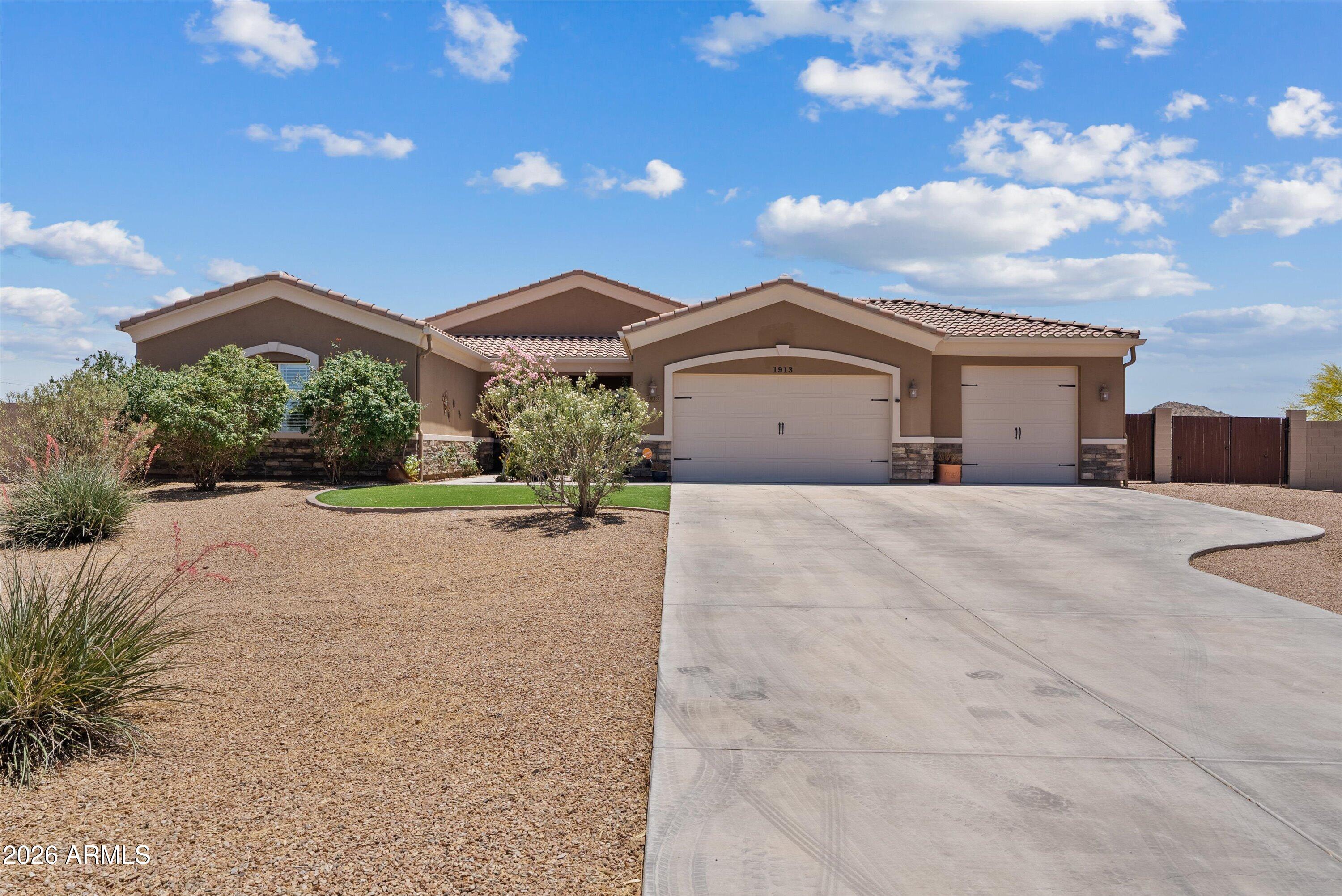 1913 W Laurie Lane, San Tan Valley, AZ 85144